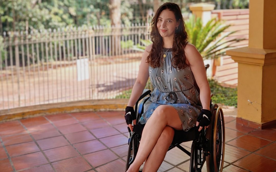 Mujer con esclerosis múltiple solicita ayuda para comprar una silla de ruedas adaptada