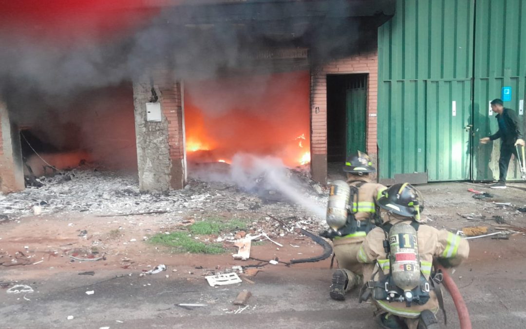 Incendio arrasa con depósito en zona del Abasto