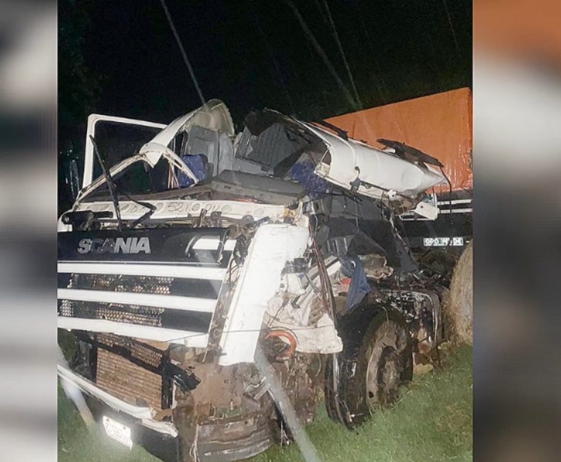 Aparatoso triple choque deja un camionero herido en San Pedro