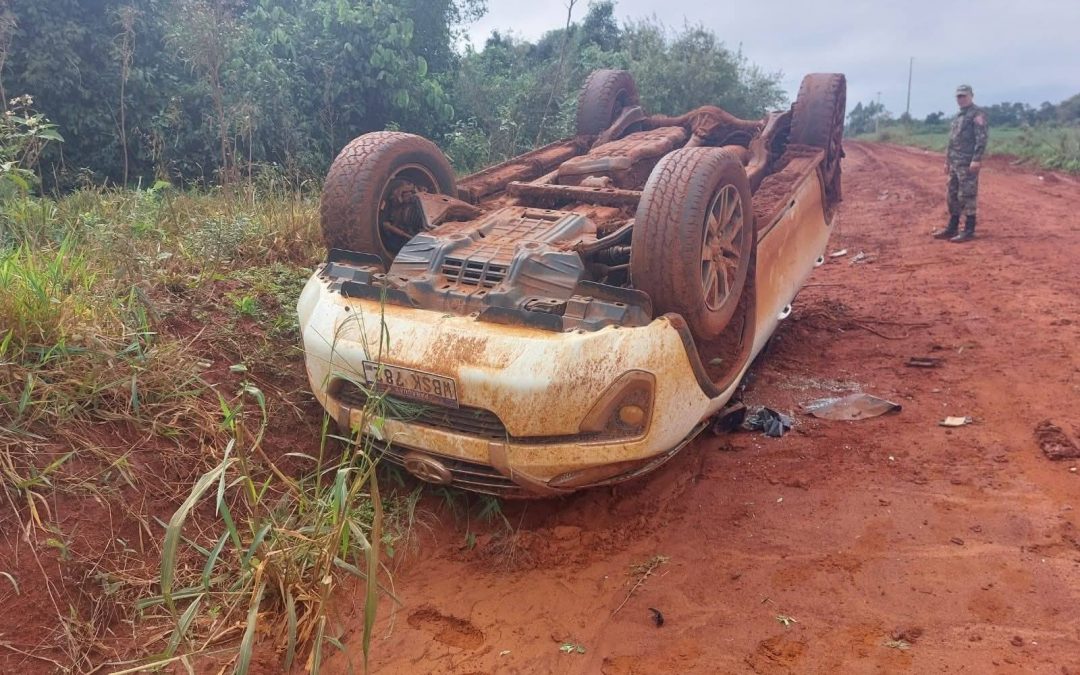 Caaguazú: Camioneta terminó volcada tras persecución policial