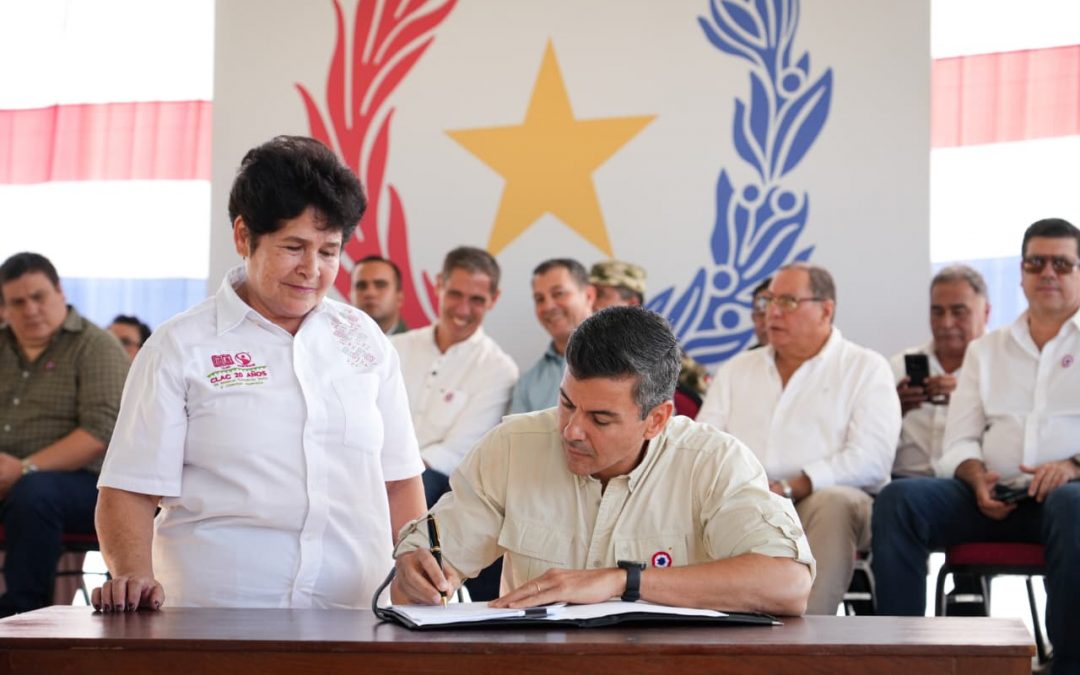 Santiago Peña firmó el decreto que reglamenta la Ley de Etanol