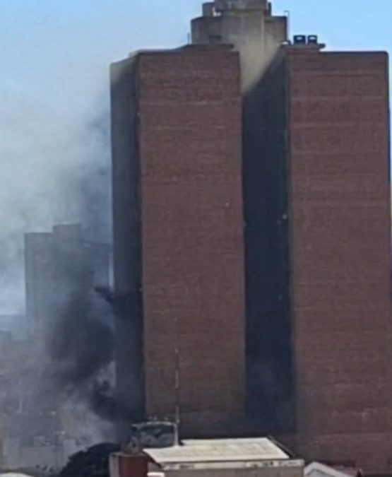 Rescatan a personas atrapadas durante incendio en edificio capitalino