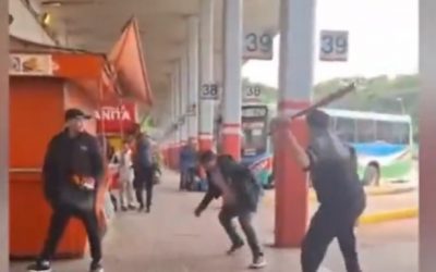 Dos choferes se enfrentaron a golpes por alzar más pasajeros