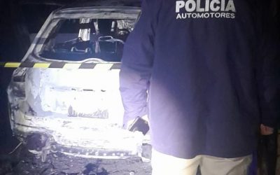 Investigan hallazgo de cuerpo calcinado dentro de un vehículo incinerado