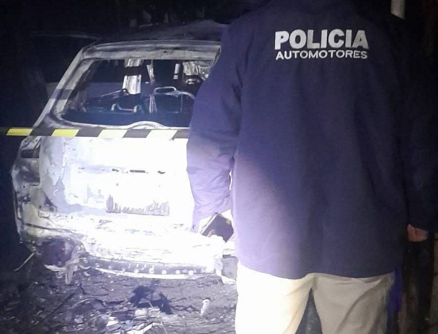 Investigan hallazgo de cuerpo calcinado dentro de un vehículo incinerado