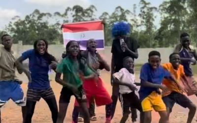 Modo Mundial activado: niños de Uganda bailan en apoyo a Paraguay