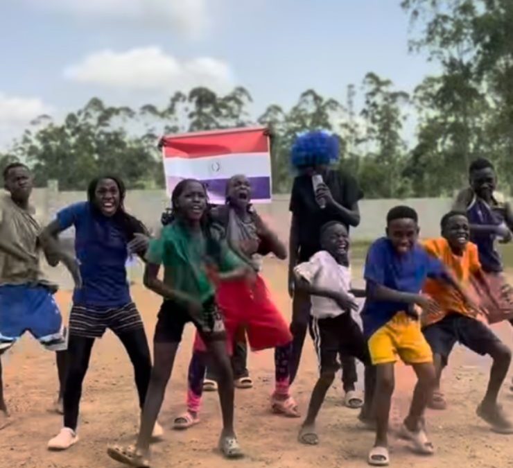 Modo Mundial activado: niños de Uganda bailan en apoyo a Paraguay