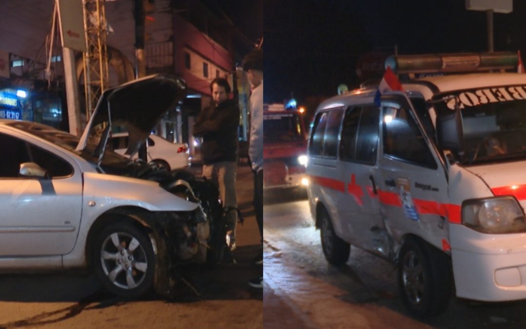 Choque entre ambulancia y automóvil deja varios heridos