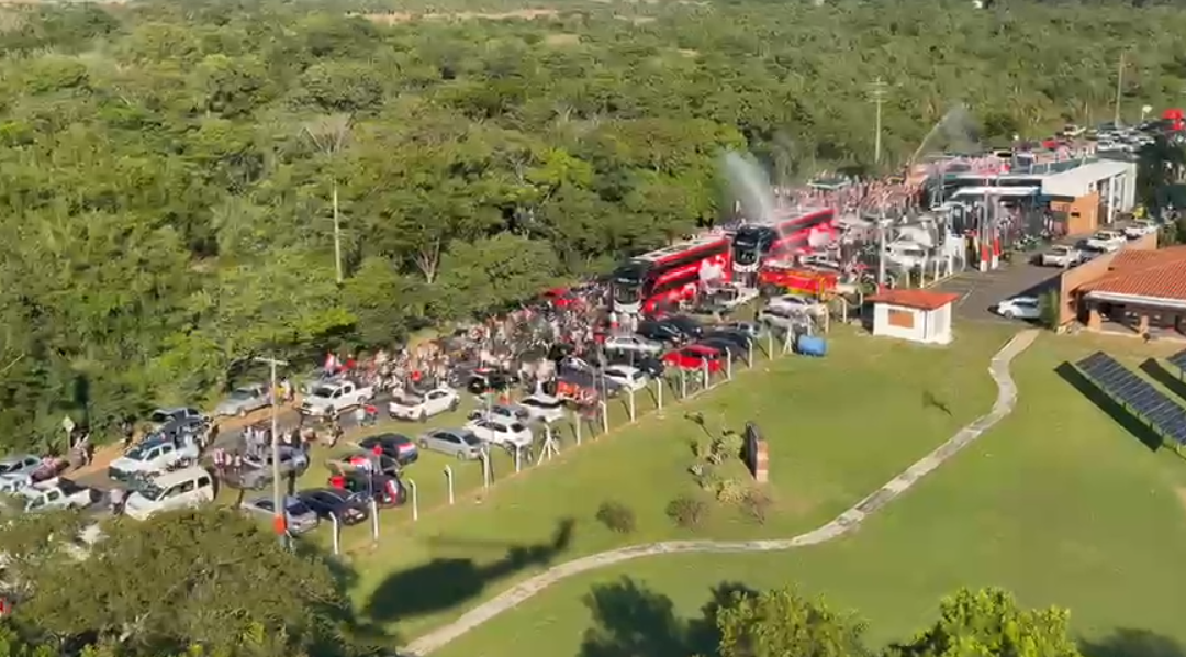 ¡La Albirroja ya partió al Defensores! Miles de hinchas despiden a la selección