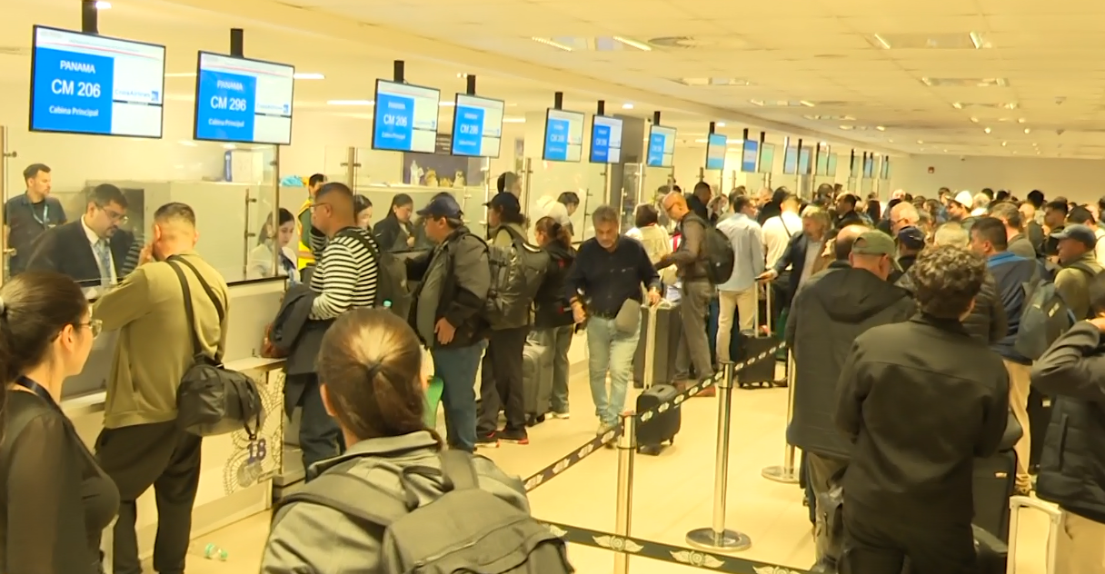Intenso movimiento en el aeropuerto: cientos de hi