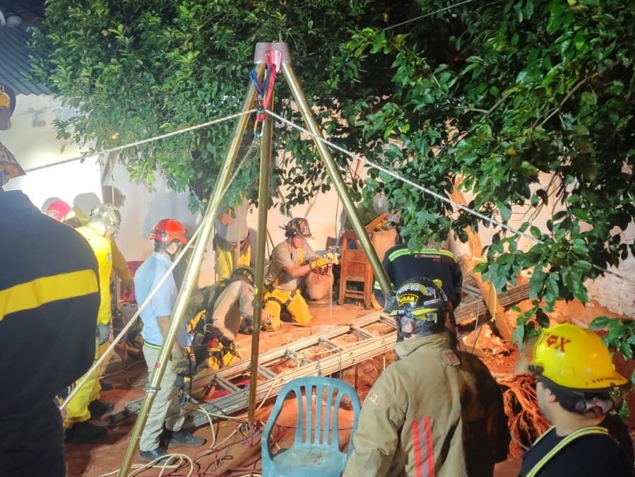 Derrumbe de pozo deja un trabajador fallecido
