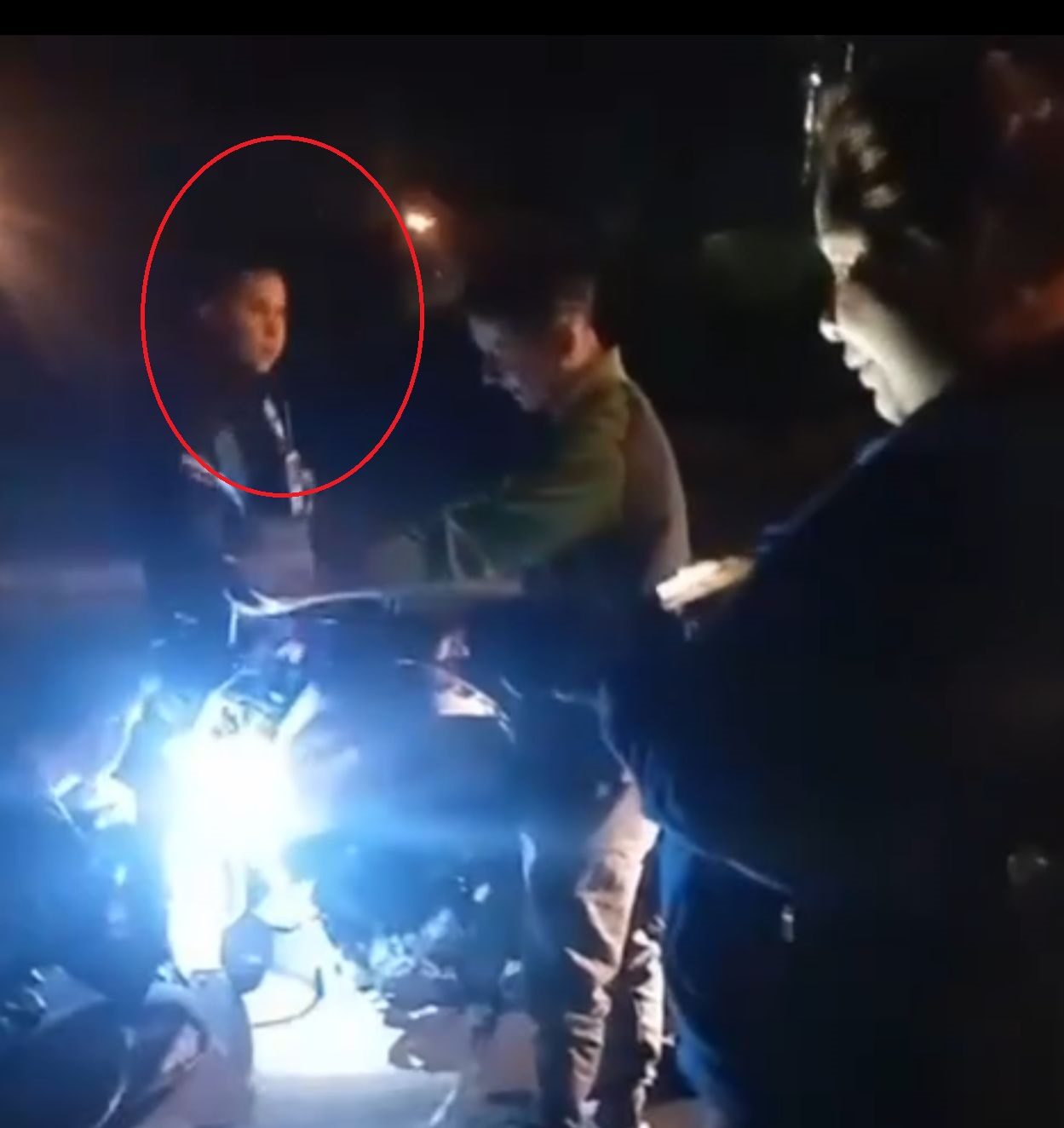 Policía que agredió a motociclista fue separado del cargo