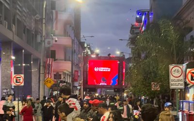 Cientos de hinchas colman el microcentro para alentar a la Albirroja
