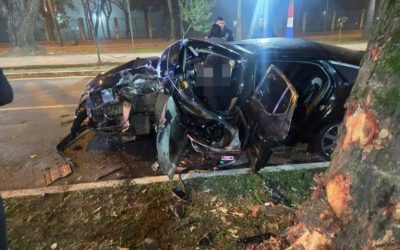 Jóvenes resultaron heridos tras chocar contra un árbol en Ciudad del Este