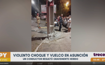 Conductor chocó contra una columna y terminó volcando